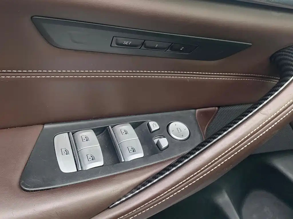 BMW 5 Series 2018 — фото 13
