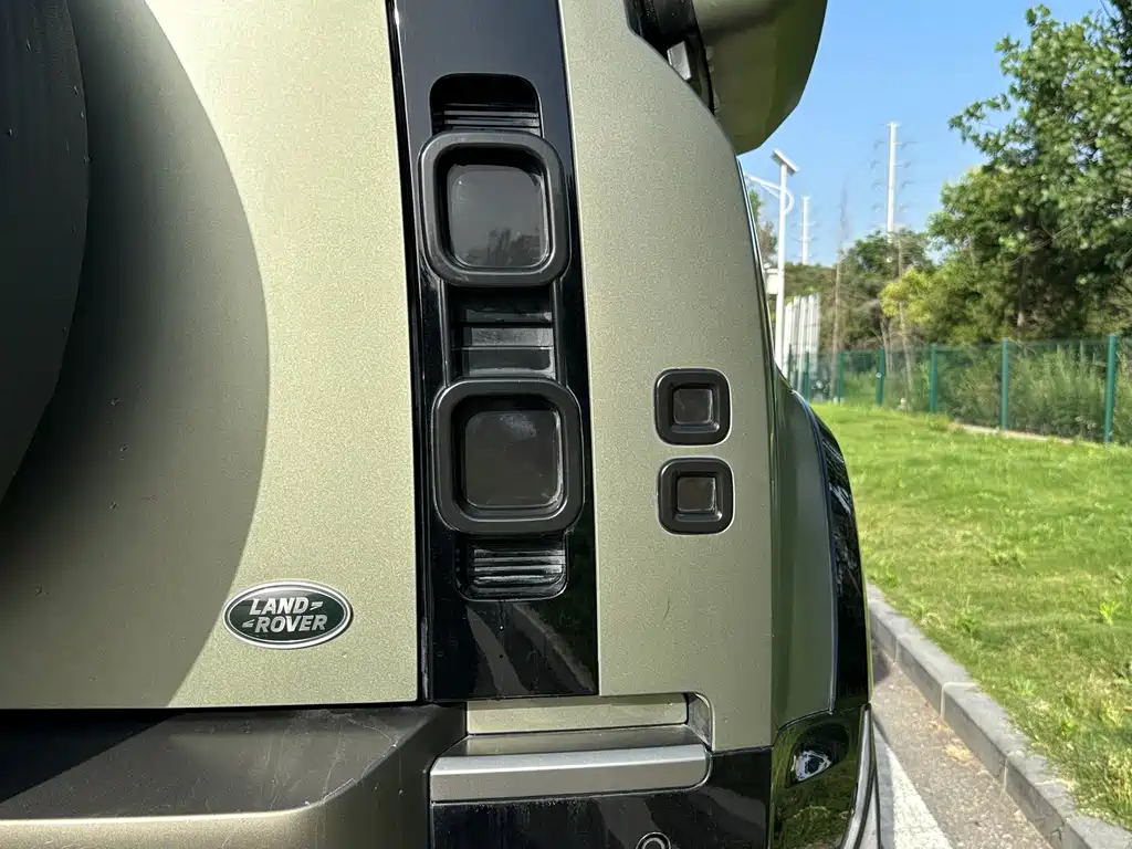 Land Rover Defender 2021 — фото 19