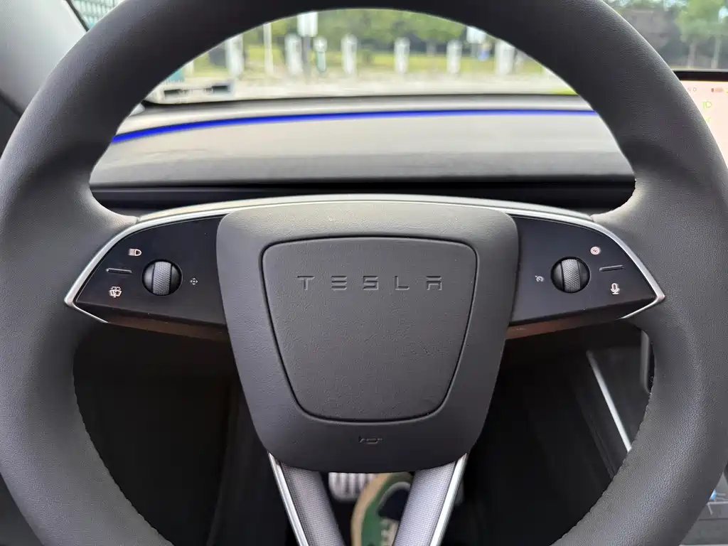 Tesla Model Y 2025 — фото 14
