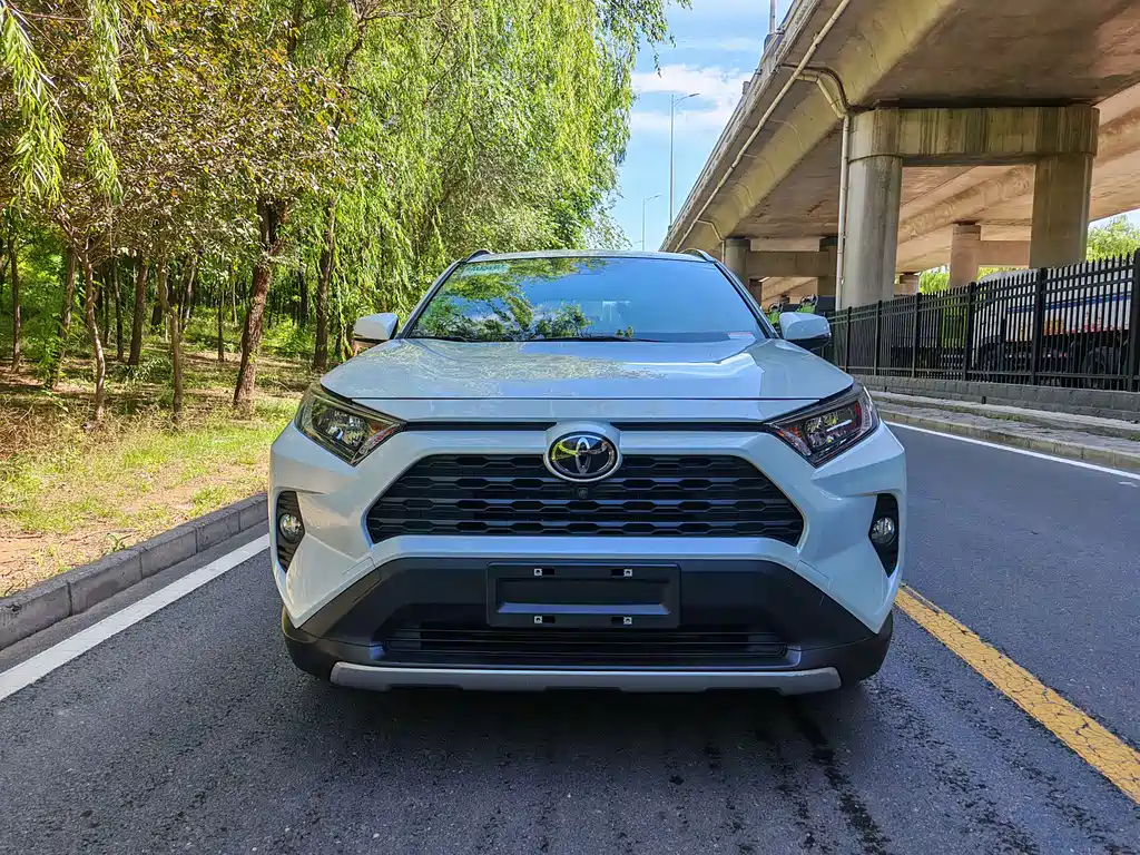 Toyota RAV4 2021 — фото 2