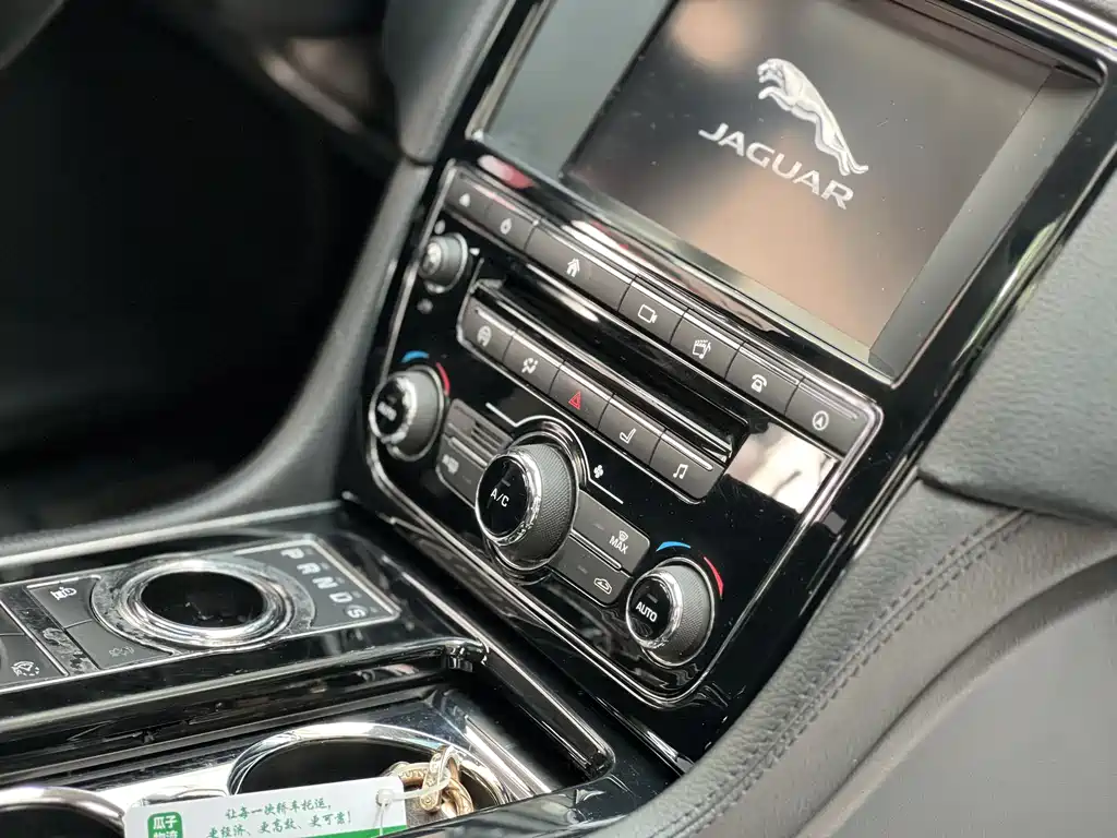 Jaguar XJ 2016 — фото 13