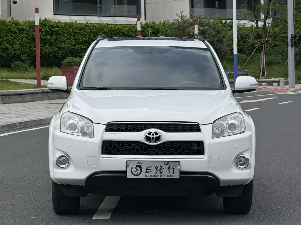 Toyota RAV4 2011 — фото 2