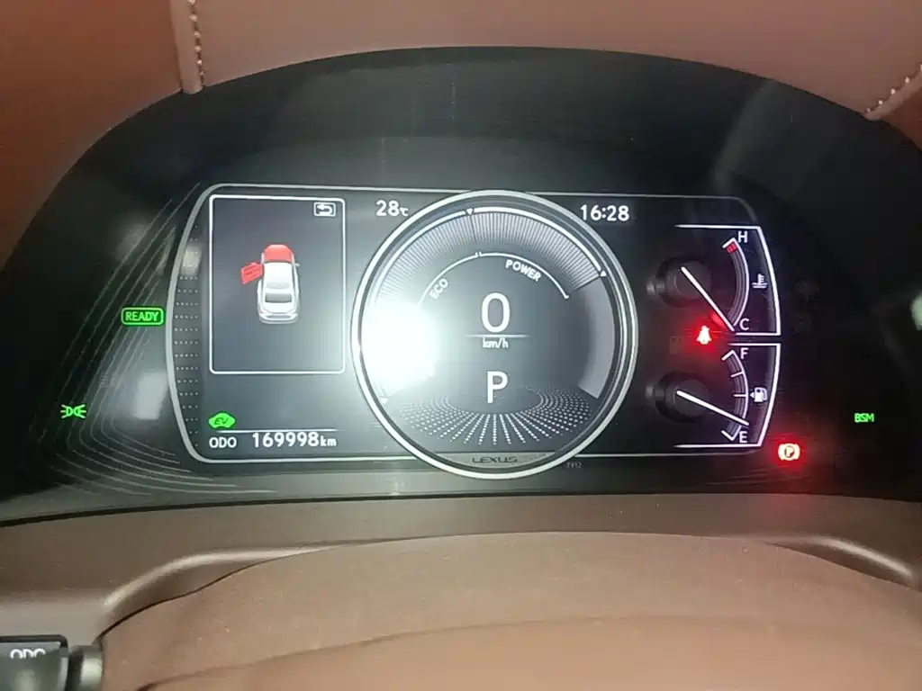 Lexus ES 2018 — фото 12