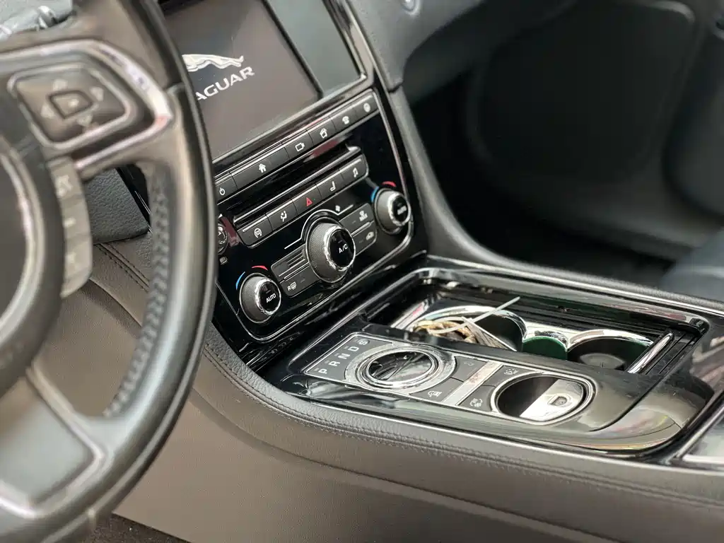 Jaguar XJ 2016 — фото 16