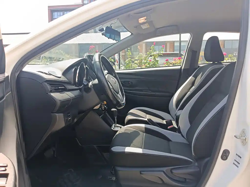 Toyota Yaris L 2022 — фото 11
