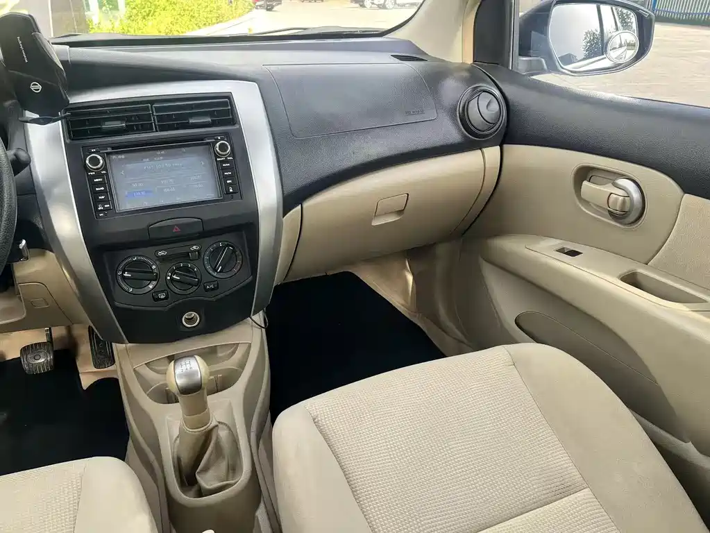 Nissan Livina 2015 — фото 11
