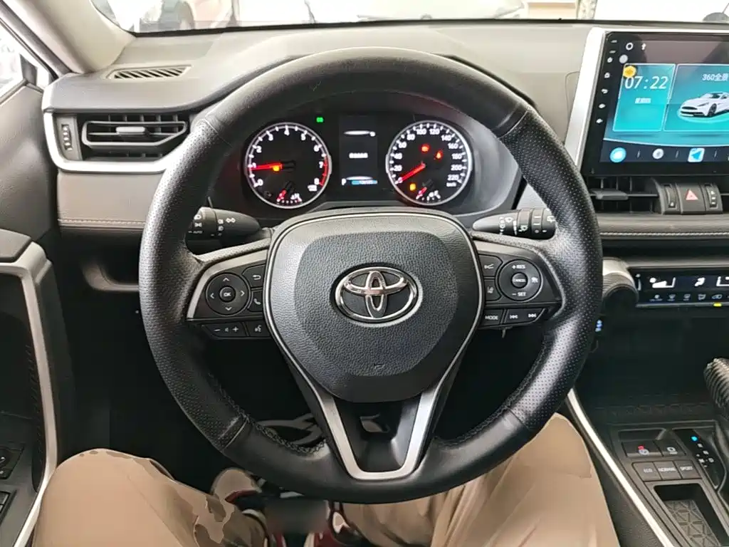 Toyota RAV4 2021 — фото 11