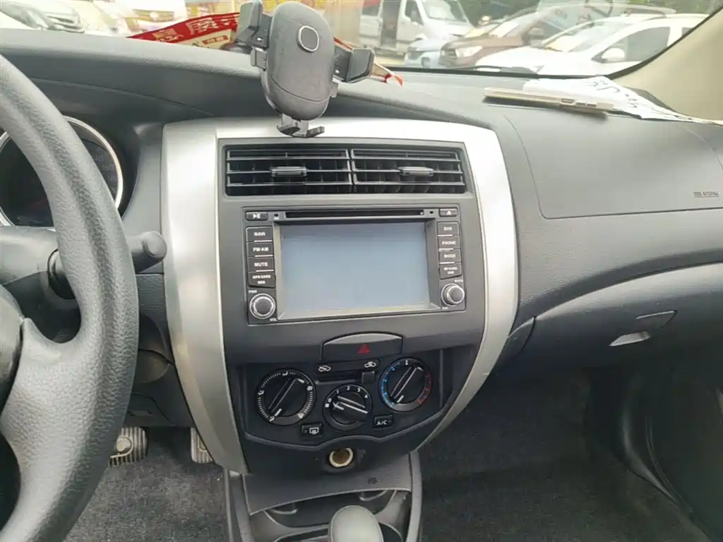Nissan Livina 2015 — фото 13