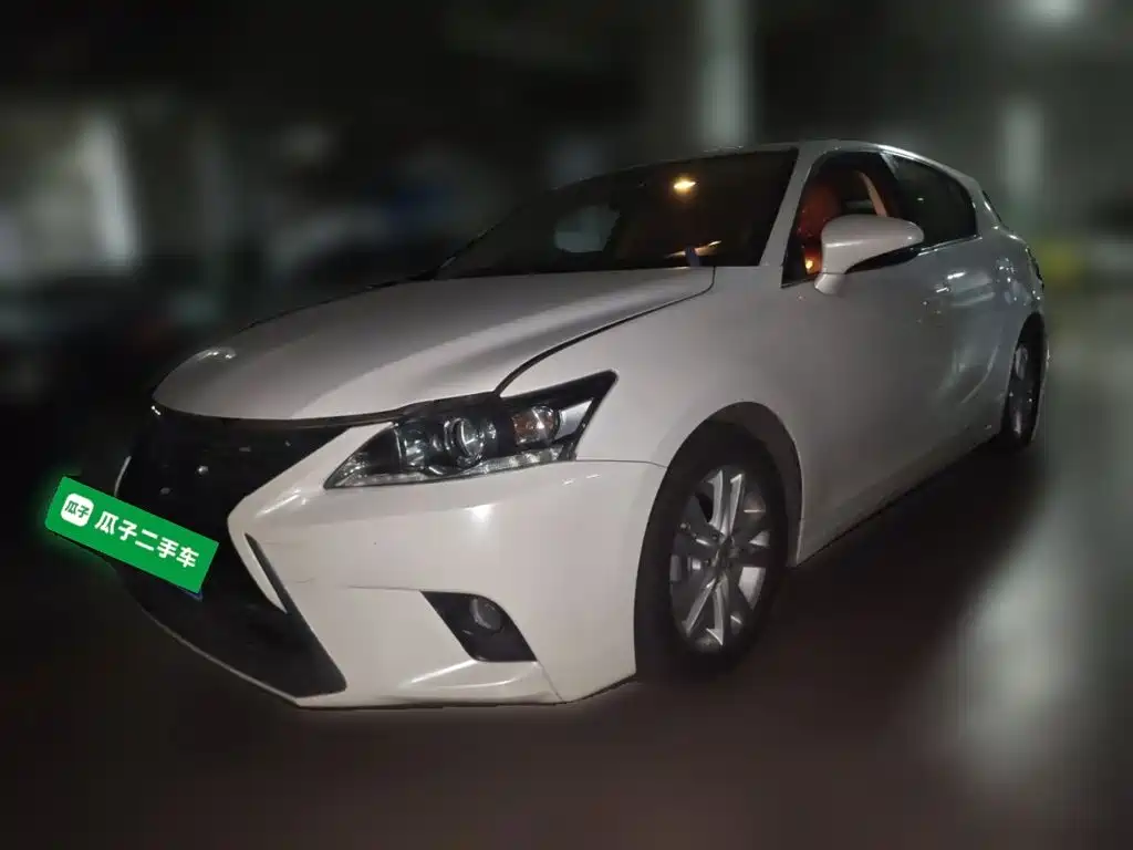 Lexus CT 2016 — фото 1