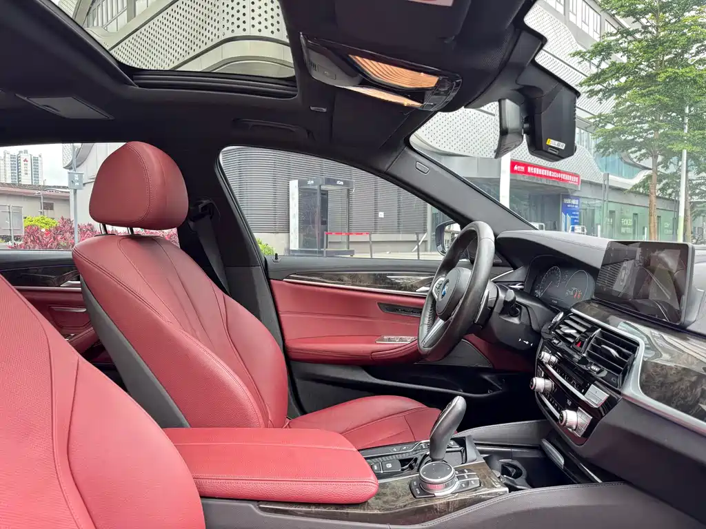 BMW 5 Series 2019 — фото 16