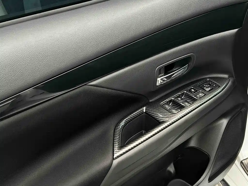 Mitsubishi Outlander 2023 — фото 12