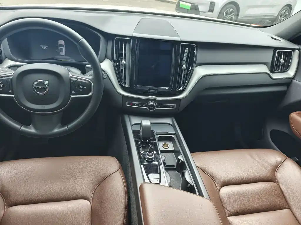 Volvo XC60 2023 — фото 8