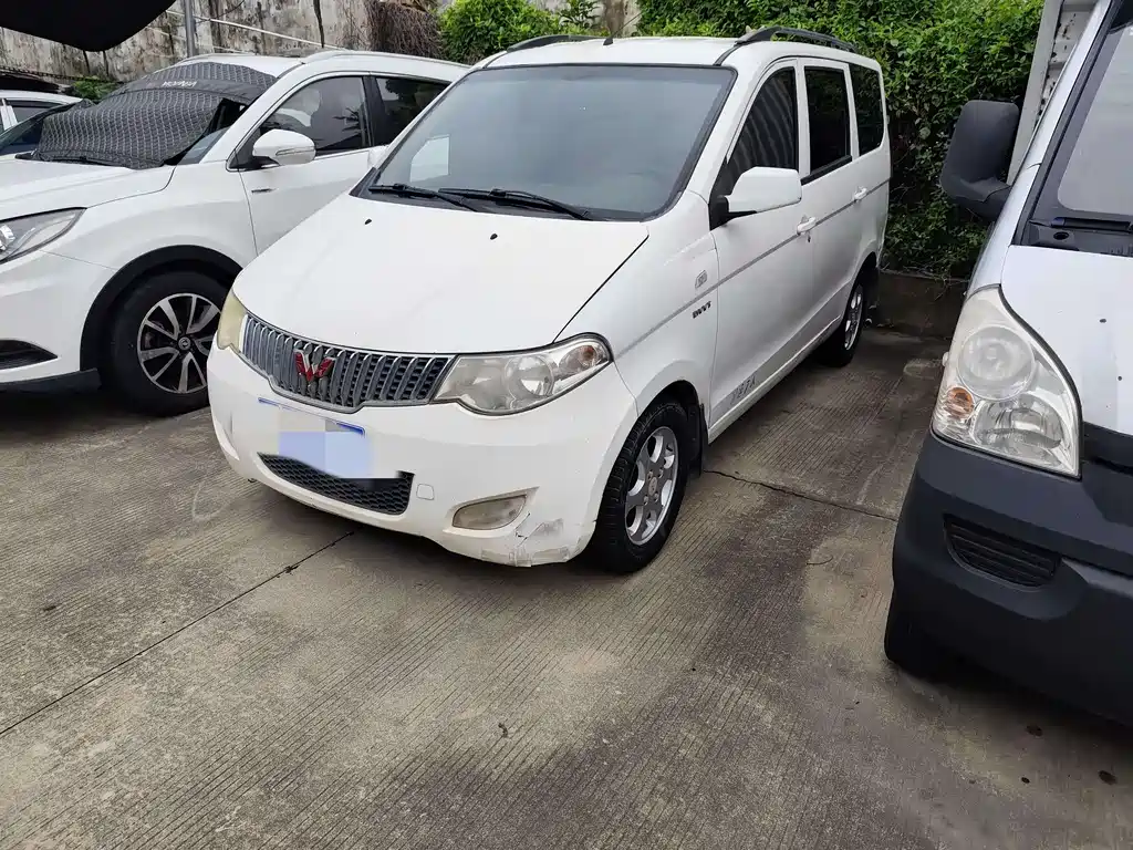 Wuling Hongguang 2015