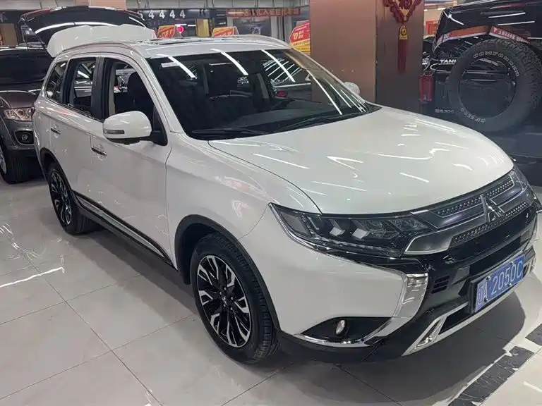 Mitsubishi Outlander 2020 — фото 3