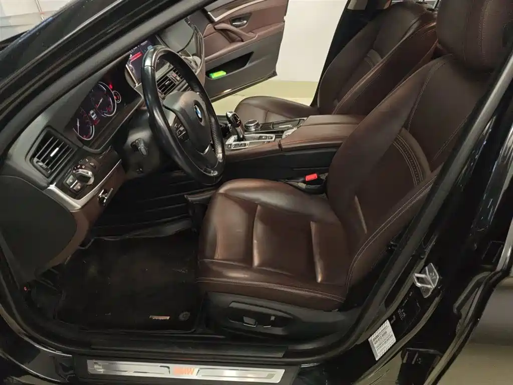 BMW 5 Series 2017 — фото 16