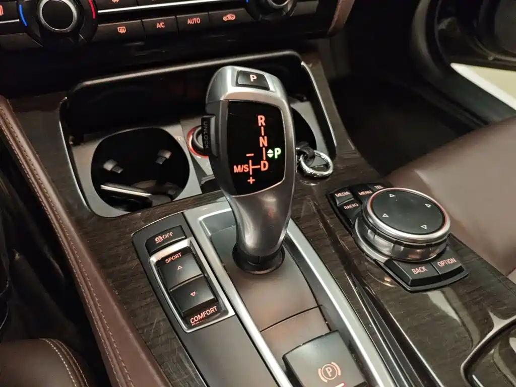 BMW 5 Series 2017 — фото 15