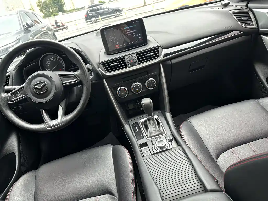 Mazda CX-4 2018 — фото 11