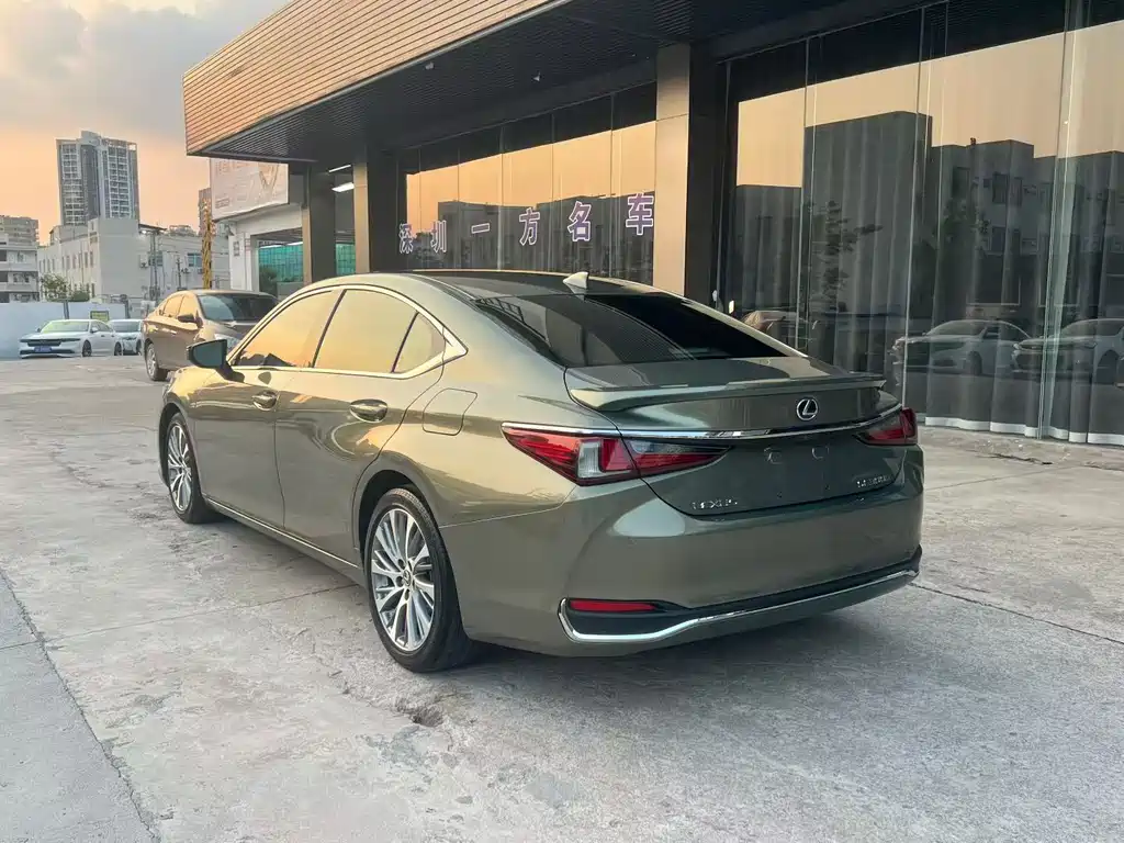 Lexus ES 2018 — фото 9