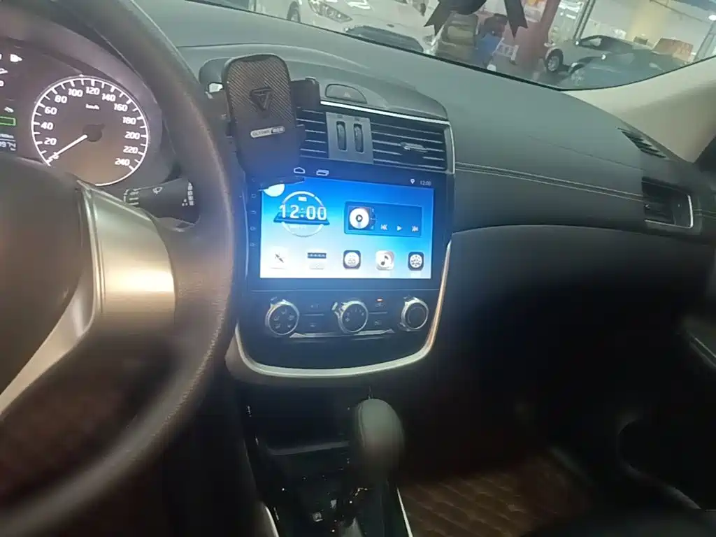Nissan Tiida 2018 — фото 13