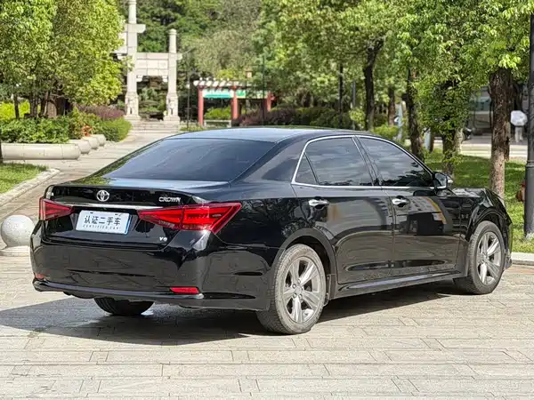 Toyota Crown 2015