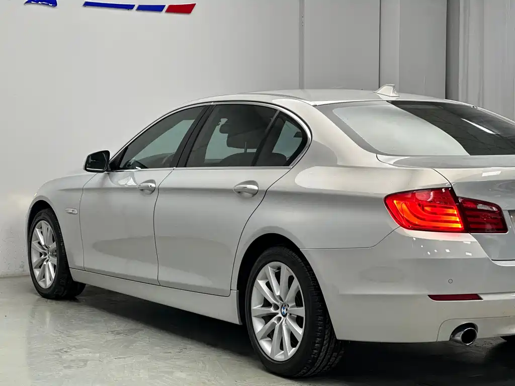 BMW 5 Series 2010 — фото 15