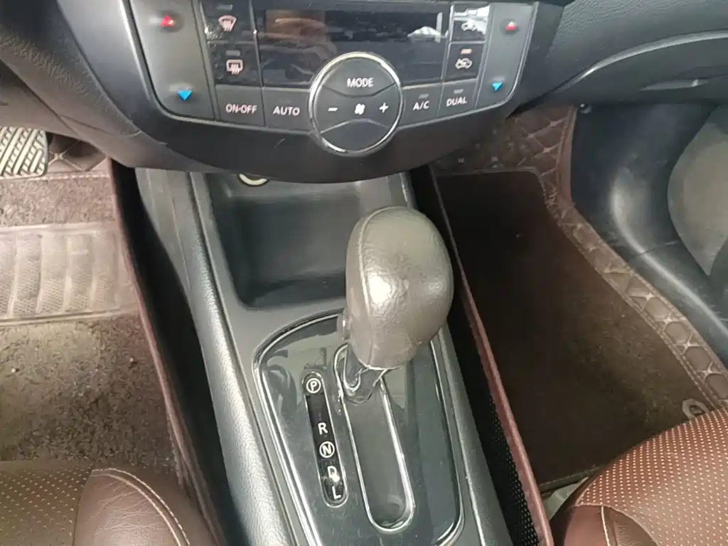 Nissan Tiida 2016 — фото 14