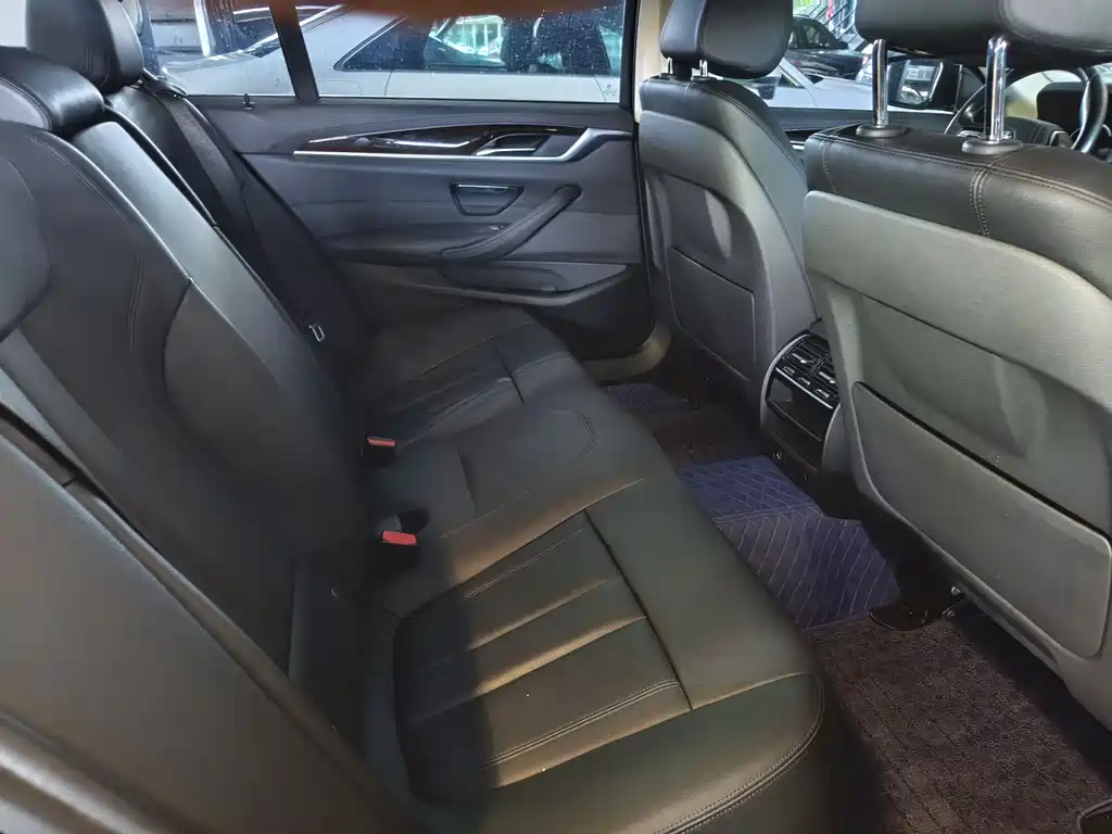 BMW 5 Series 2018 — фото 12