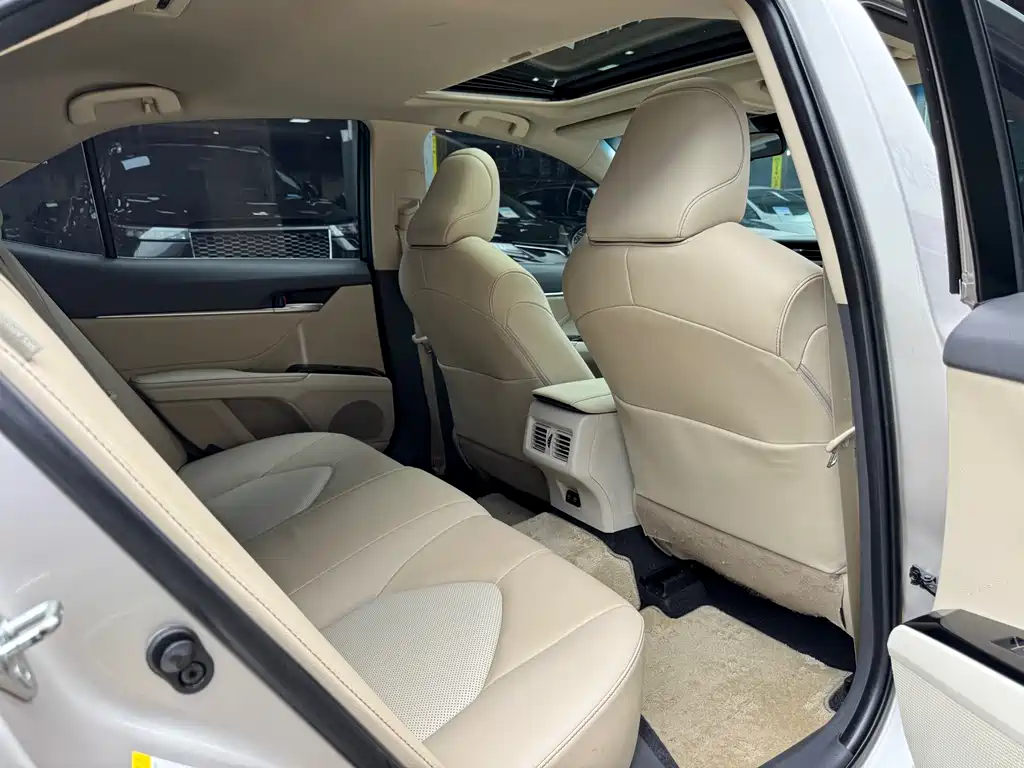 Toyota Camry 2018 — фото 11