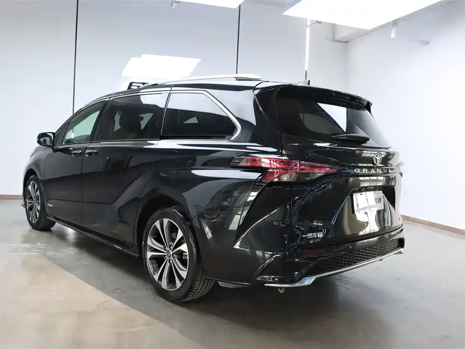 Toyota Granvia 2023