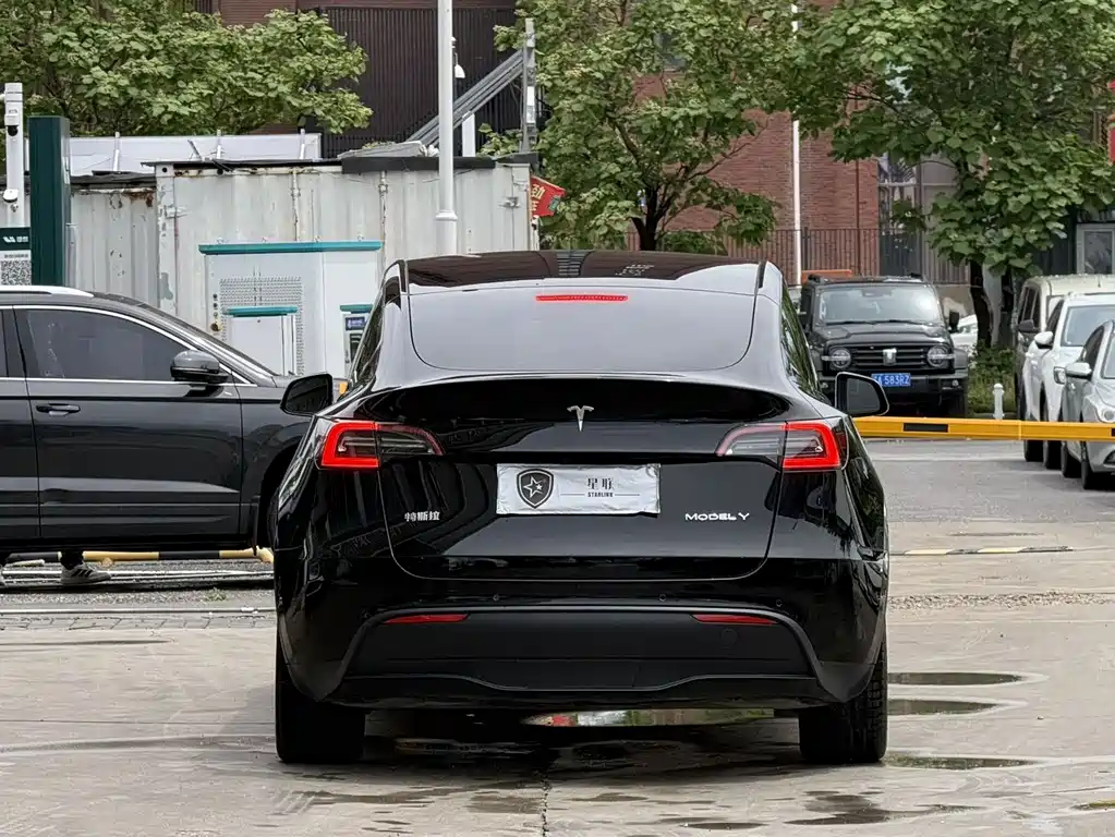 Tesla Model Y 2022 — фото 13