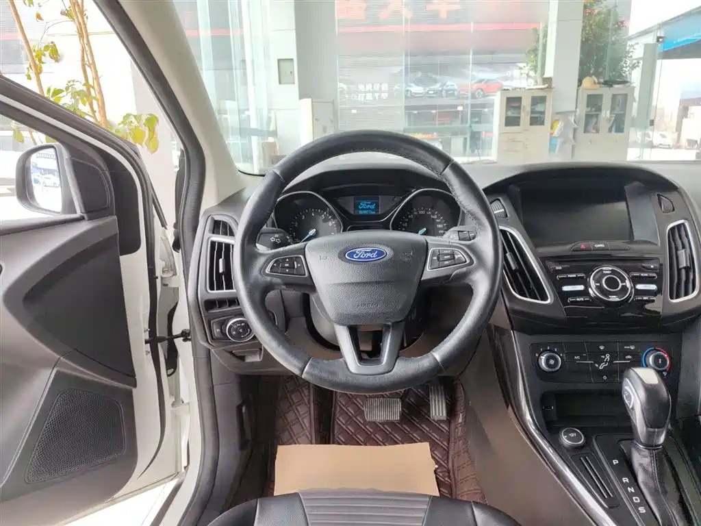 Ford Focus 2018 — фото 11