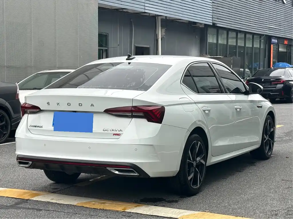 Skoda Octavia 2023 — фото 9