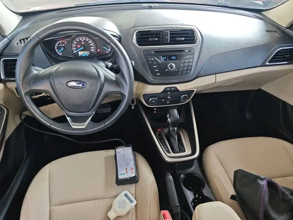 Ford Escort 2017 — фото 10