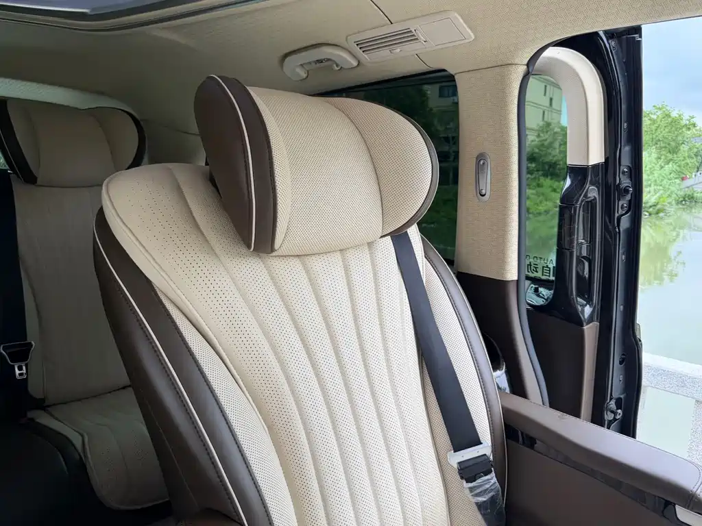 Mercedes-Benz Vito 2023 — фото 13