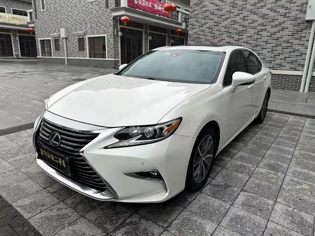 Lexus ES 2016 — фото 1