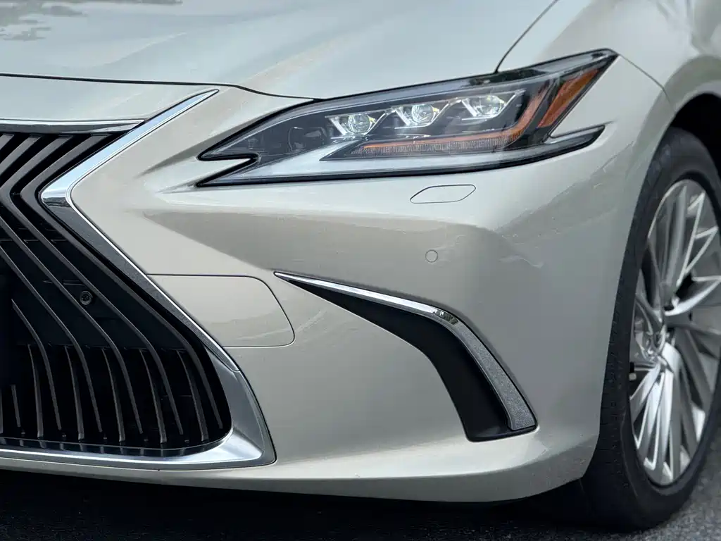 Lexus ES 2019 — фото 17