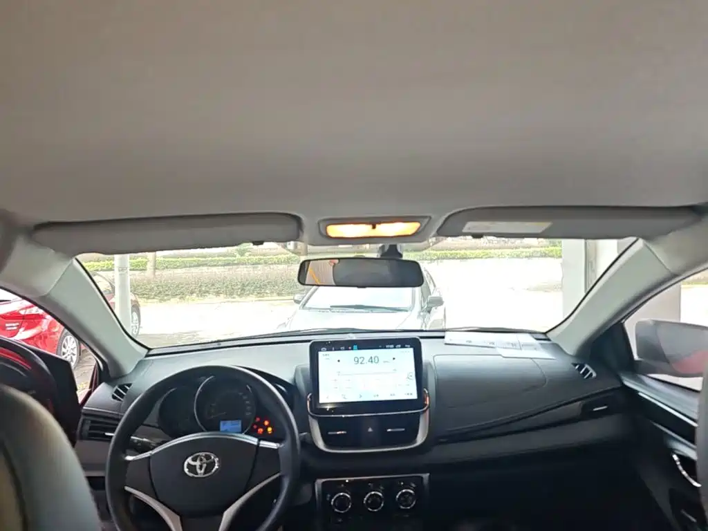 Toyota Yaris L 2020 — фото 18