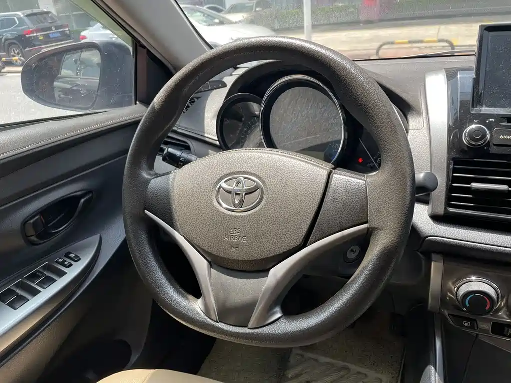 Toyota Yaris L 2014