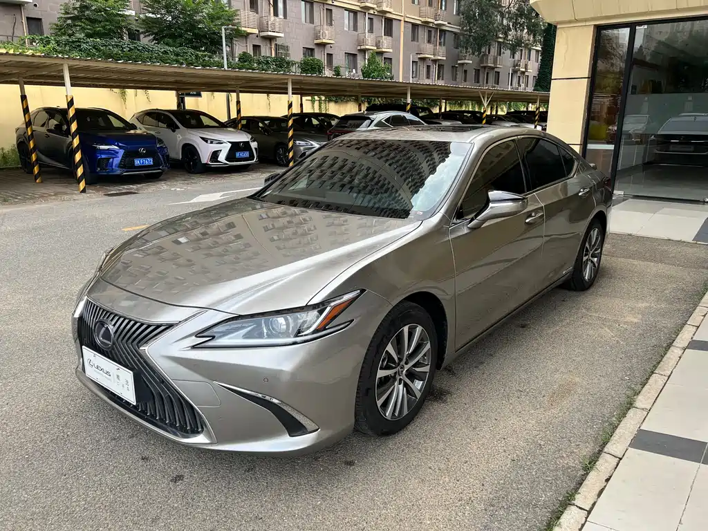 Lexus ES 2020