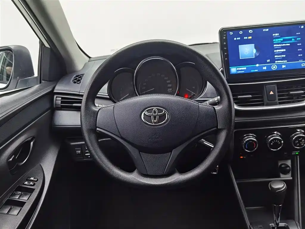Toyota Yaris L 2020 — фото 11