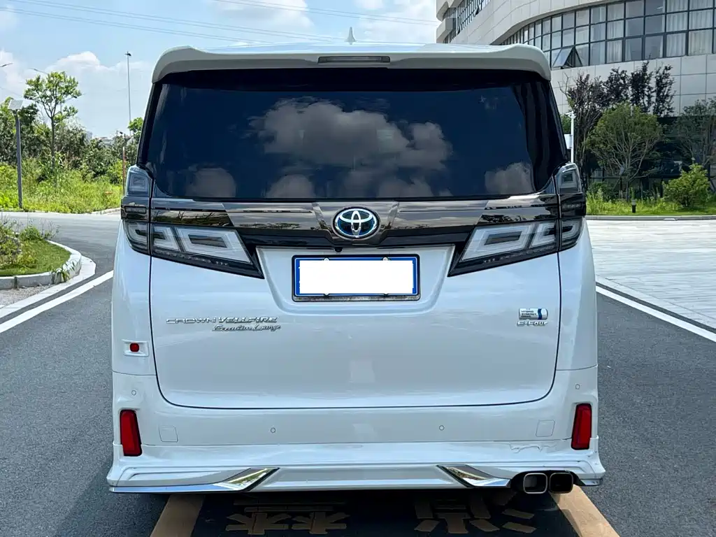 Toyota Vellfire 2023 — фото 10