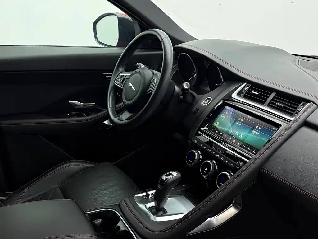 Jaguar E-PACE 2019 — фото 12
