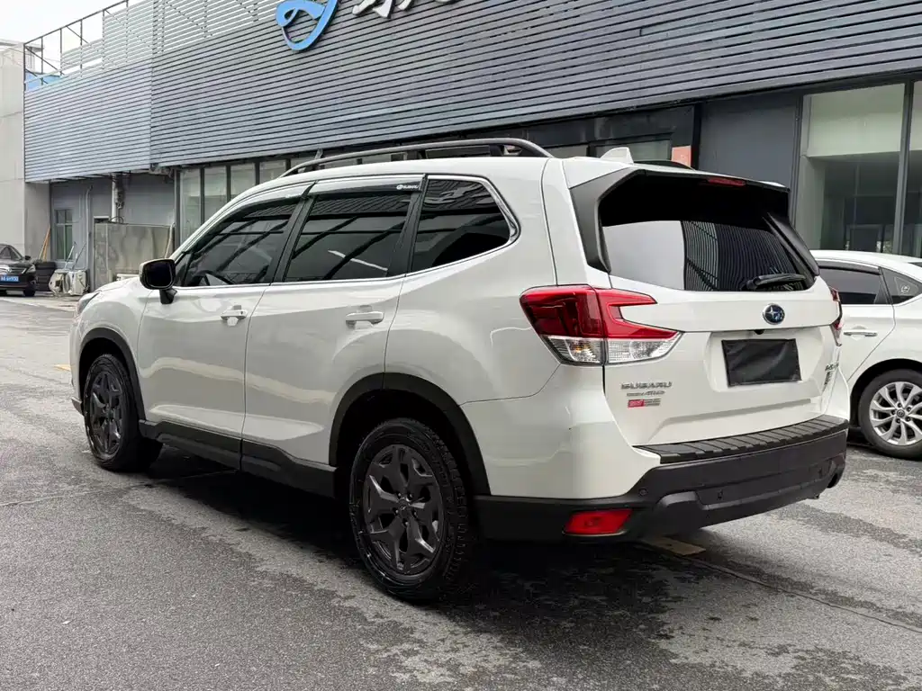 Subaru Forester 2022 — фото 12
