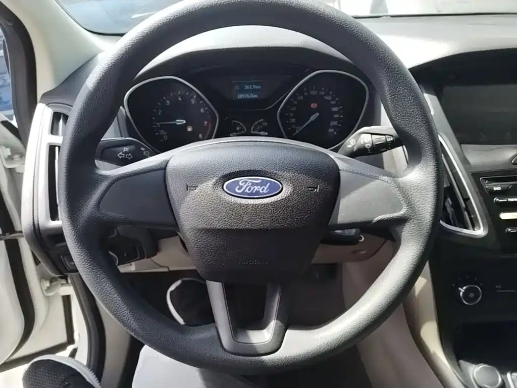 Ford Focus 2018 — фото 11