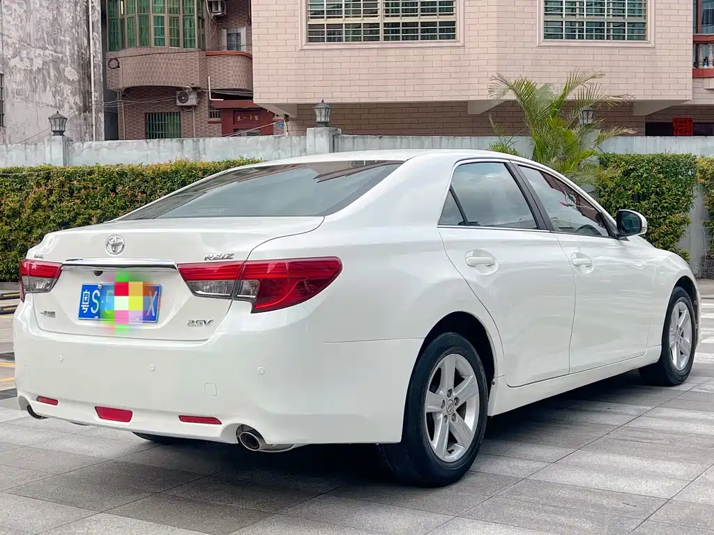 Toyota Reiz 2013