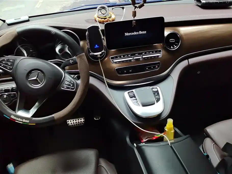 Mercedes-Benz V-Class 2023 — фото 12