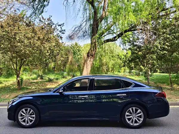 Infiniti Q70 2019