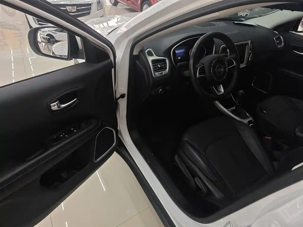 Jeep Compass 2017 — фото 12