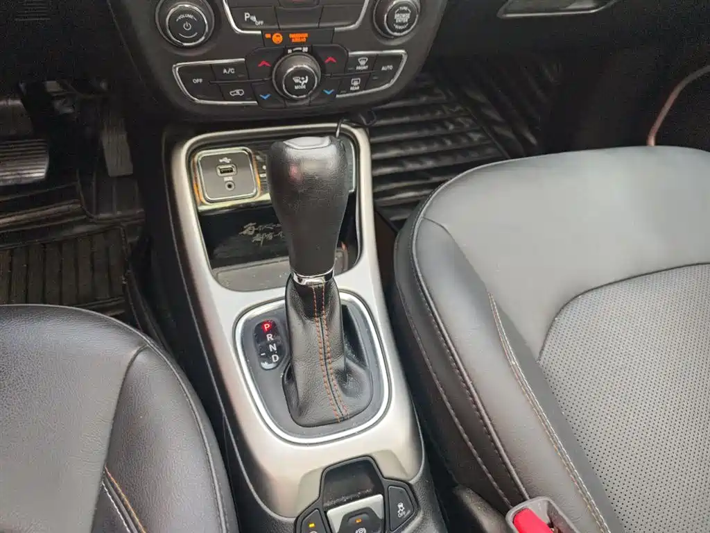 Jeep Compass 2018 — фото 14