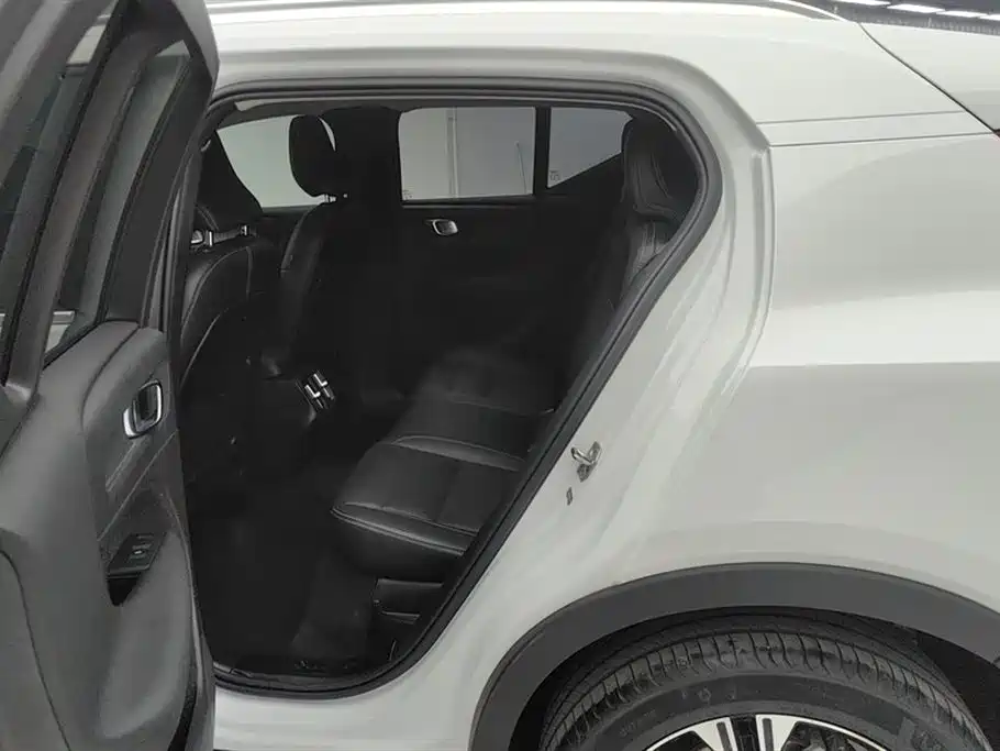 Volvo XC40 2021 — фото 11